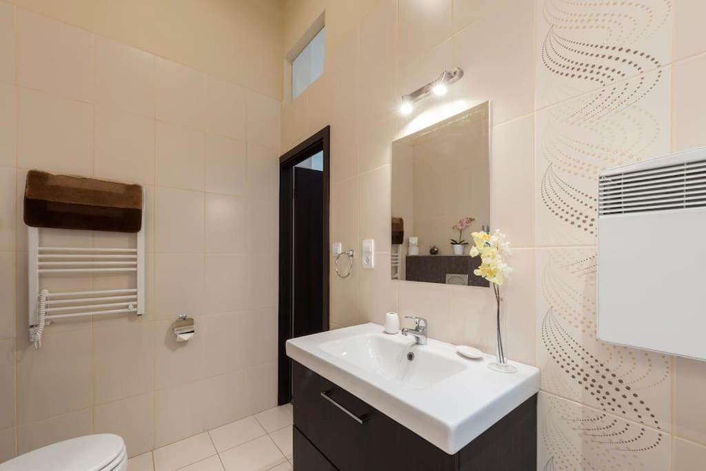 Szent Istvan Ter 4 Next To Basilica A 1 Bedroom Budapest Exterior photo