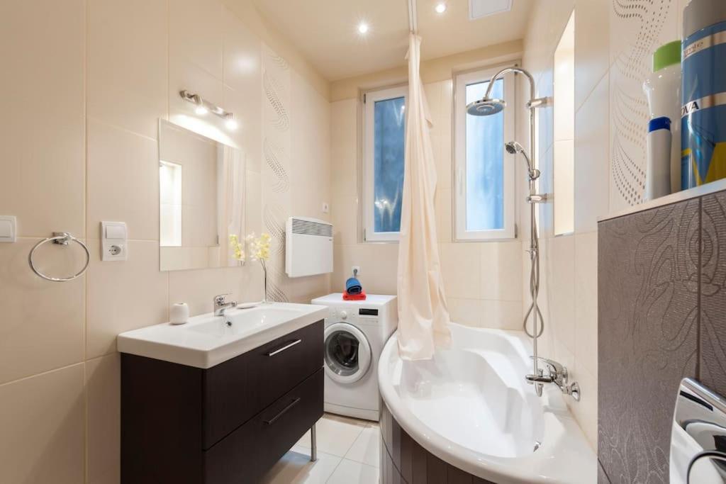 Szent Istvan Ter 4 Next To Basilica A 1 Bedroom Budapest Exterior photo