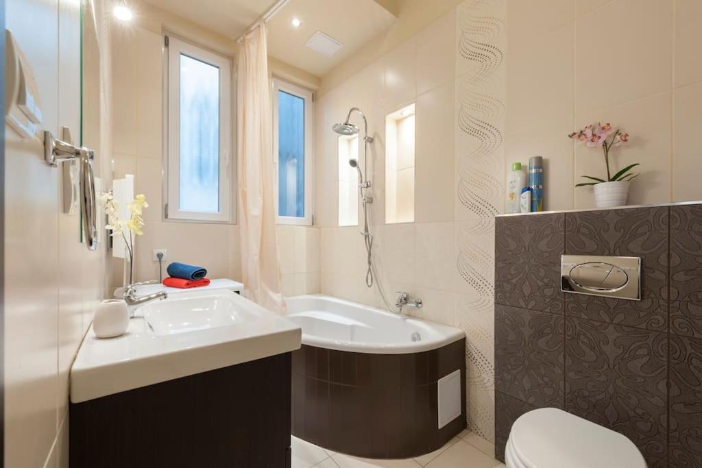 Szent Istvan Ter 4 Next To Basilica A 1 Bedroom Budapest Exterior photo