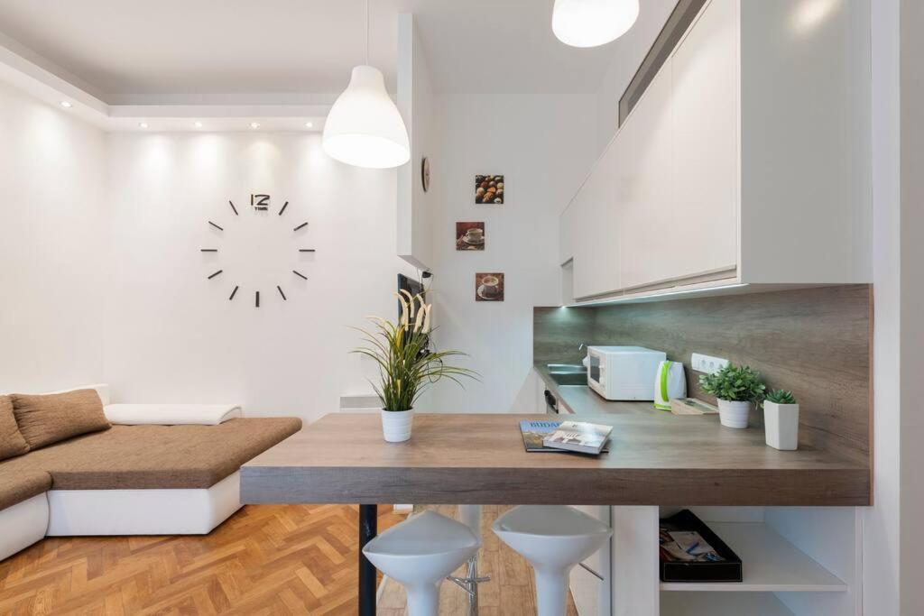 Szent Istvan Ter 4 Next To Basilica A 1 Bedroom Budapest Exterior photo